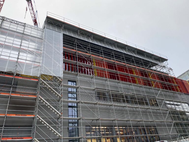 halle von burri ragt höher in den himmel