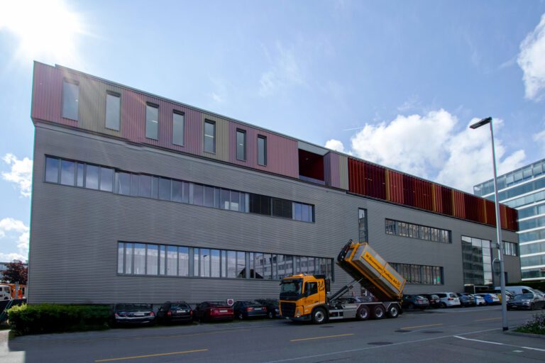 halle von burri ragt höher in den himmel
